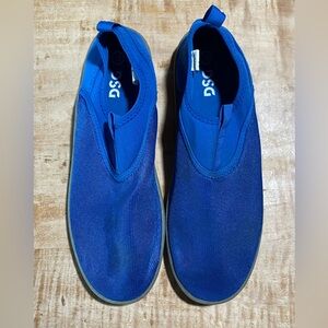 DSG Mens size 10 water shoes - blue with gray bottoms
